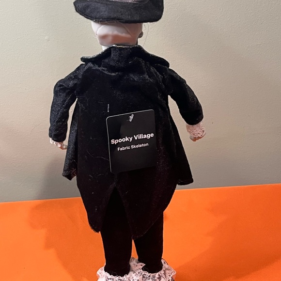 Elegant Skeleton Figurine with Black and Silver Details - Picture 7 of 11